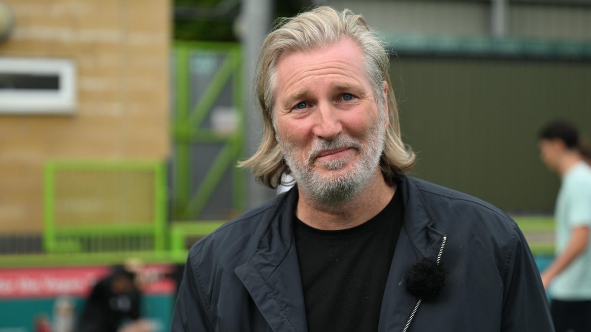 Forest Green Izinkan Robbie Savage Bicara dengan Klub Lain