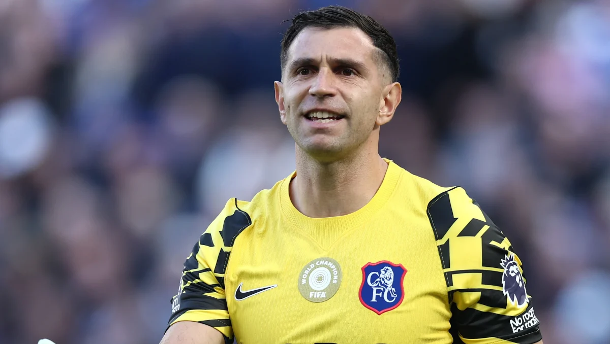 Cedera Emi Martinez Bayangi Clean Sheet Chelsea di Everton